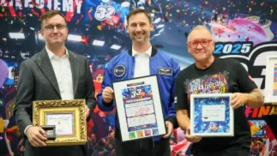 Prezes Fundacji Wielkiej Orkiestry Świątecznej Pomocy Jerzy Owsiak, polski astronauta Sławosz Uznański-Wiśniewski i przedsiębiorca Robert Dobrzycki podczas uroczystości przekazania złotego serca WOŚP oznaczonego numerem 1. Fot. PAP/Leszek Szymański