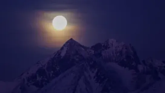 Księżyc nad Łomnicą w Tatrach Wysokich na Słowacji. Fot. PAP/Grzegorz Momot