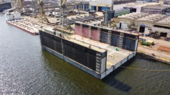 Pierwszy moduł nowego doku pływającego w Stoczni Szczecińskiej "Wulkan". Fot. PAP/Marcin Bielecki