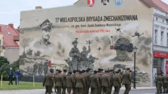 Uroczyste odsłonięcie muralu 17. Wielkopolskiej Brygady Zmechanizowanej im. gen. broni J. Dowbora-Muśnickiego w Międzyrzeczu, 11 bm. Mural upamiętnił 30-lecie powstania 17WBZ. Fot. PAP/Lech Muszyński