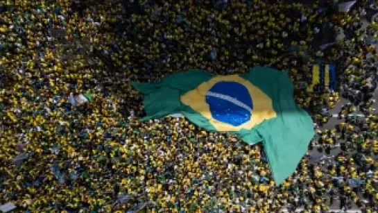 Zatłoczona ulica Sao Paulo podczas kampanii wyborczej. Fot. PAP/EPA/Isaac Fontana