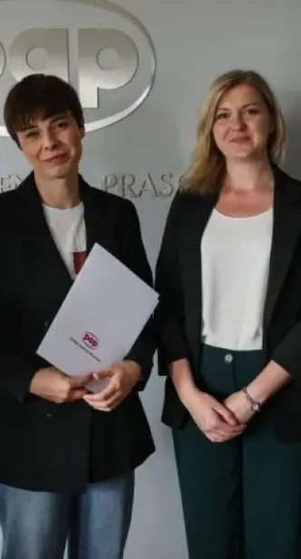 07.08.2025. Prorektor ds. Nauki Uniwersytetu Medycznego w Poznaniu prof. Michał Nowicki (P), zarządzający Polską Agencją Prasową Marek Błoński (L), prezes zarządu Fundacji Polskiej Agencji Prasowej Magdalena Chodak (2L) i członek zarządu Fundacji Polskiej Agencji Prasowej Magdalena Żuk (2P) po podpisaniu porozumienia między PAP a UMP, 7 bm. w siedzibie PAP w Warszawie. Polska Agencja Prasowa i Uniwersytet Medyczny im. Karola Marcinkowskiego w Poznaniu. (mr) PAP/Albert Zawada